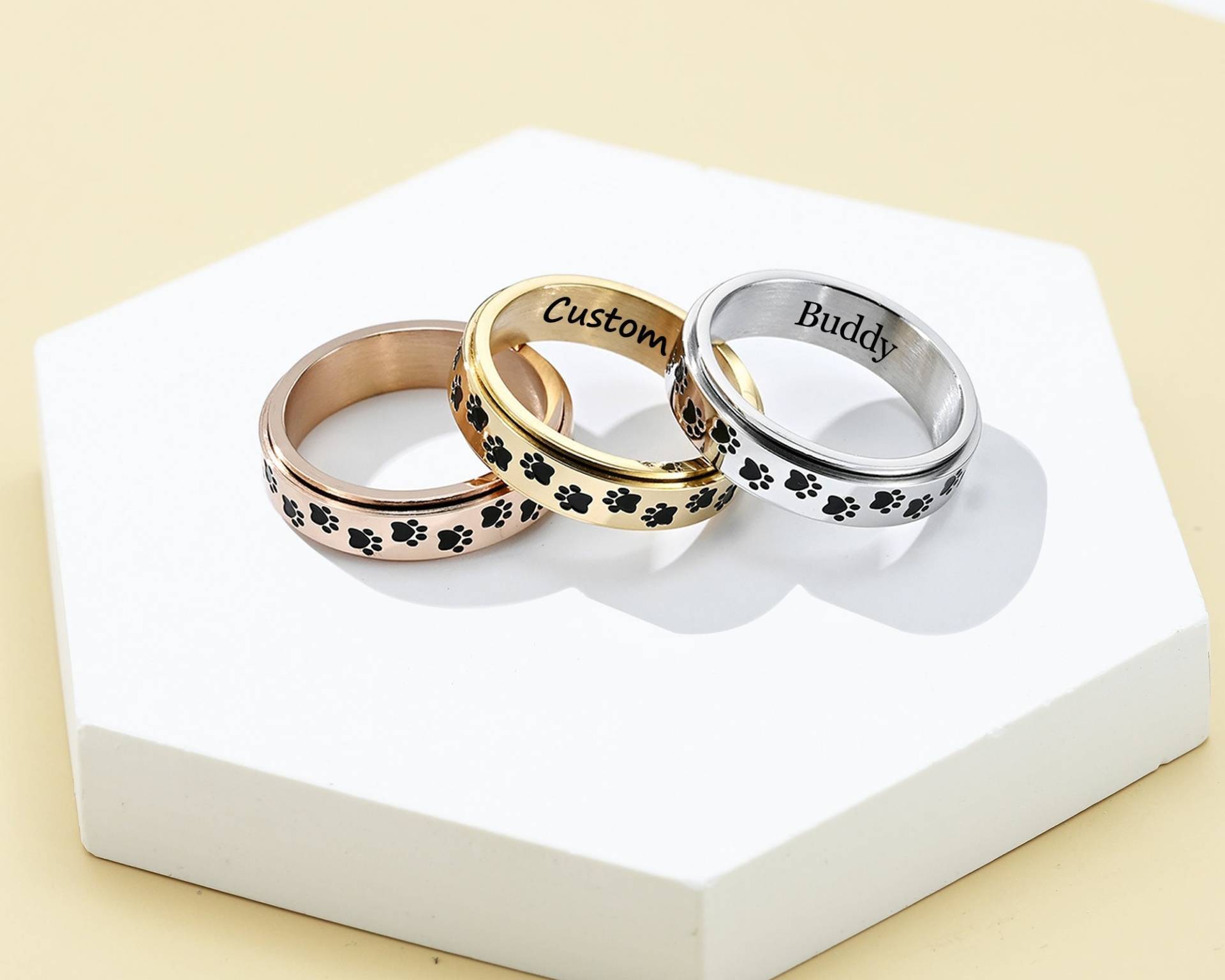 Cute Paw Prints Rings, Custom Engraved Name Ring Band, Personalized Print Anxiety Ring, Pawprint Fidget Spinning von GoldShineShop