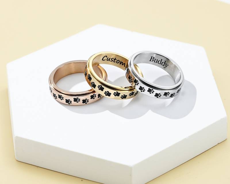 Cute Paw Prints Rings, Custom Engraved Name Ring Band, Personalized Print Anxiety Ring, Pawprint Fidget Spinning von GoldShineShop