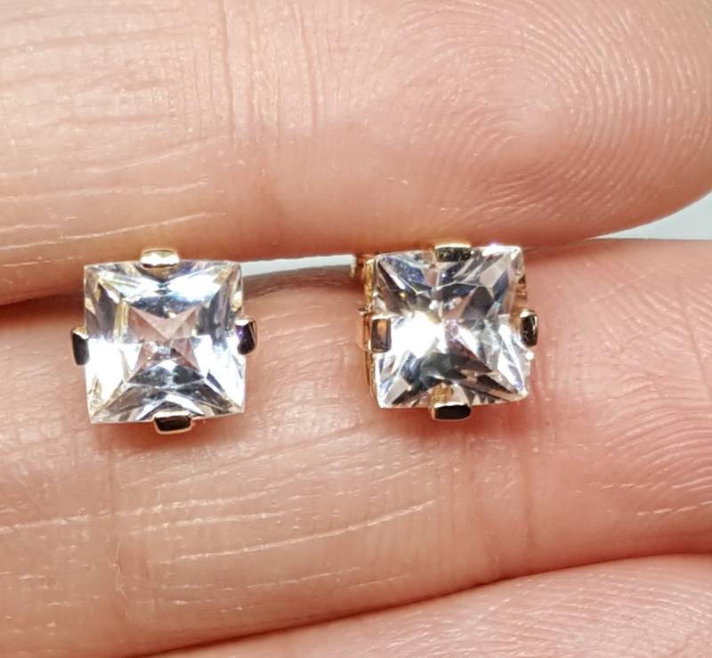 Weiße Saphir Ohrringe | Lab Erstellt Gelb Gold Vergoldet Sterling Silber 5, 5 Oder 7mm von GoldSilverAndGems