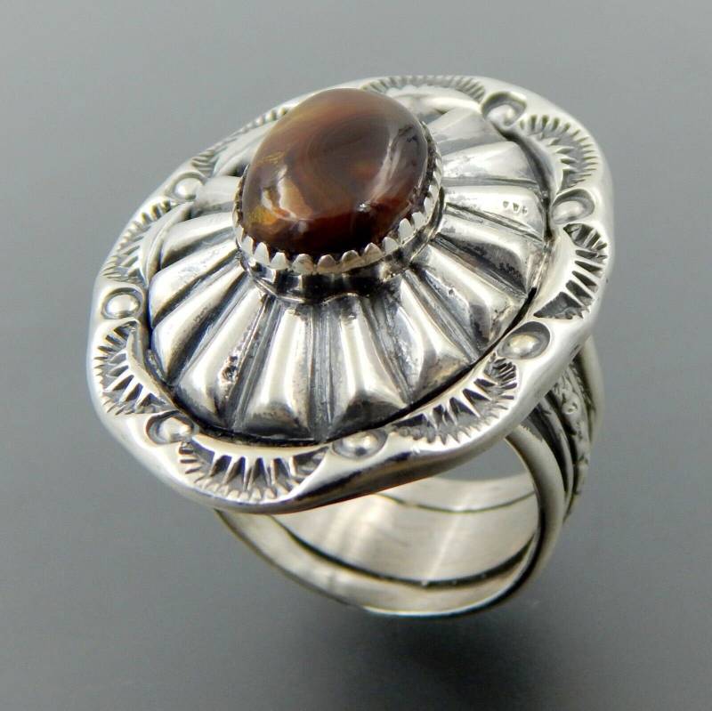 Handgefertigter Ovaler Feuerachat Ring Aus Sterling Silber Mit Gestempelter Ringschiene Und Größe 8, 5 von GoldStreamBoutique