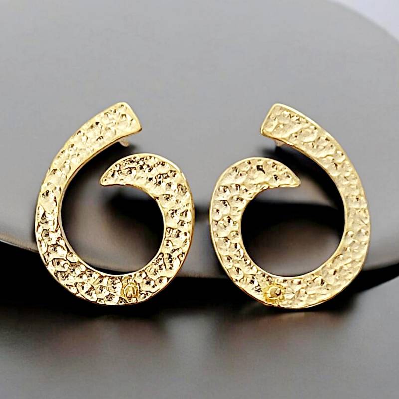 Matte 14K Gold Gehämmerte Swirl Ohrringe Mit Perlenhalter von GoldSwan