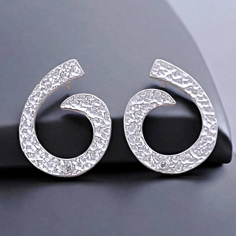 Matte Rhodium Gehämmerte Swirl Ohrringe Boho Schmuckzubehör von GoldSwan
