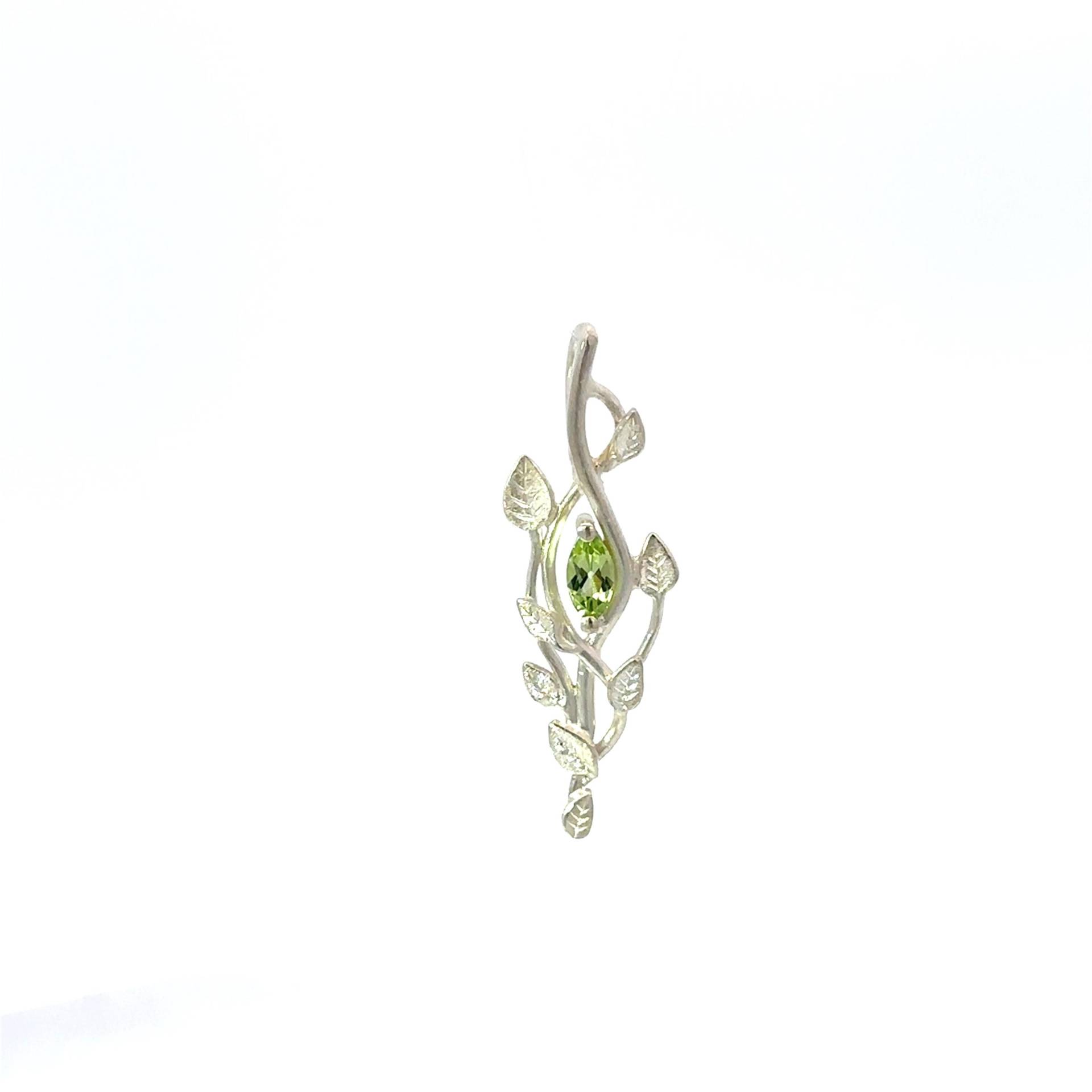 Blattanhänger Mit Peridot Aus Silber von GoldTraum