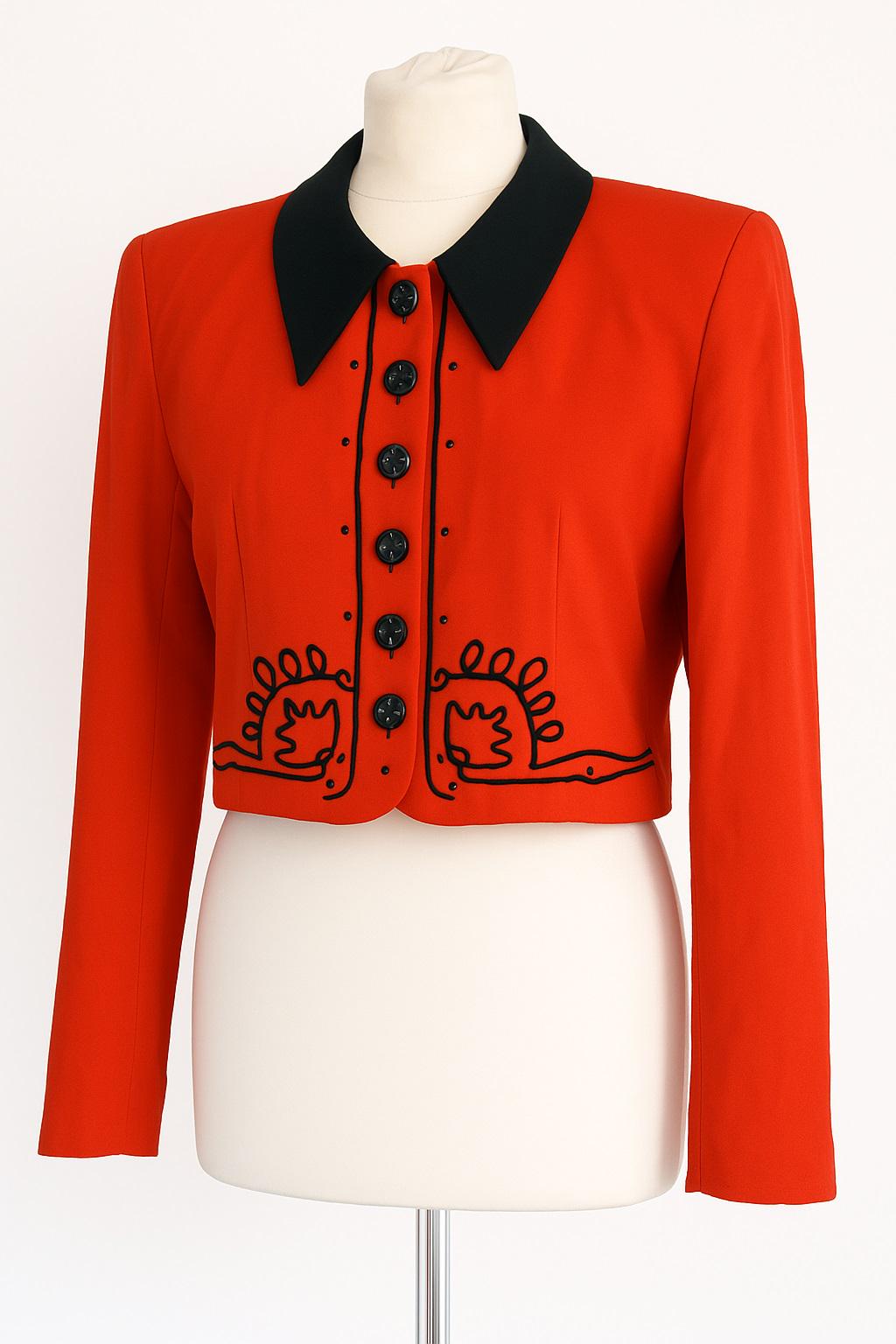 Vintage Kurzer, Roter Blazer Von Christian Taylor Mit Schwarzen Applikationen Und Schulterpolstern, Größe 12 Vintage Kurzer, Roter Blazer Von Christian Taylor Mit Schwarzen Applikationen Und Schulterpolstern, Größe 12 von Golda2Hand