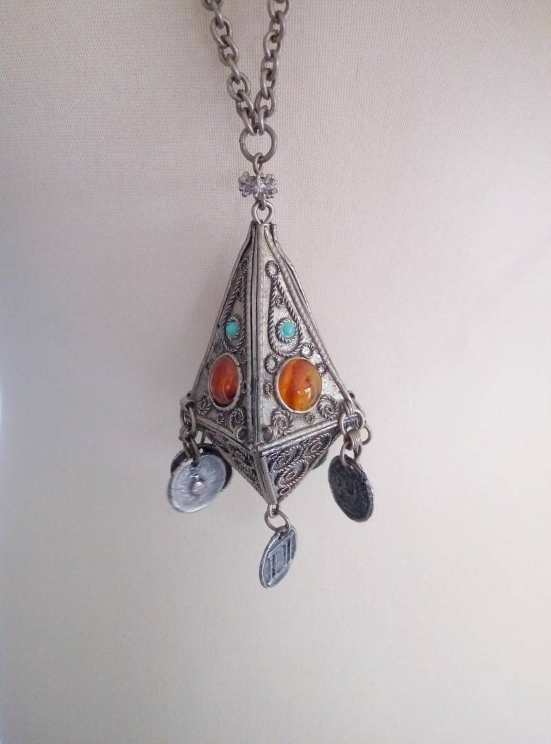 Vintage Raute Anhänger, Miniatur Halskette, Besetzt Mit Steinen Handgemacht Vintage Raute Anhänger, Miniatur Halskette, Besetzt Mit Steinen Handgemacht von Golda2Hand