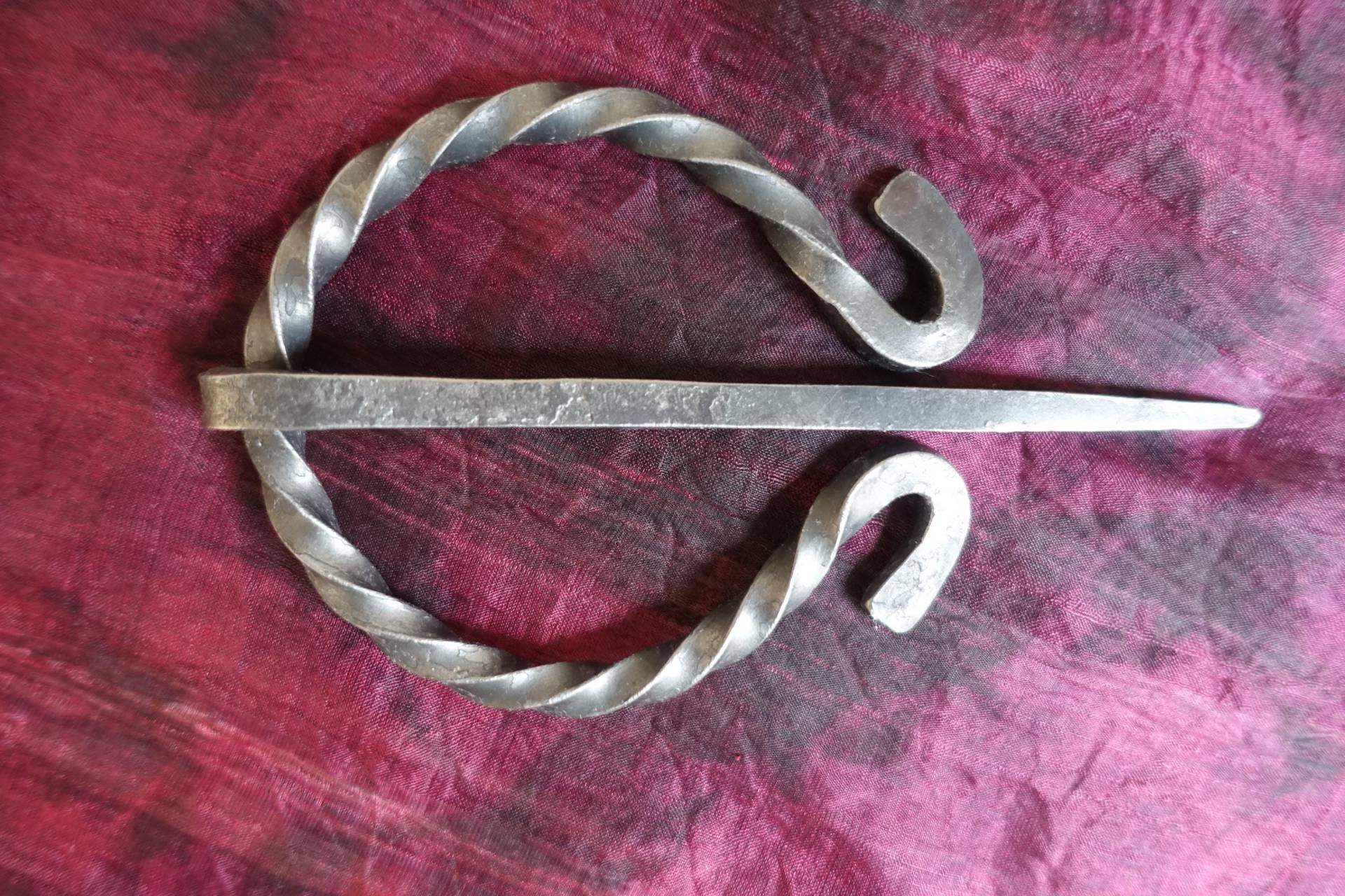 Mantelnadel Gewandnadel Gewandschließe Fibel Eisen Groß Larp Kostümzubehör Mittelalter Wikinger Mantelnadel Gewandnadel Gewandschließe Fibel Eisen Groß Larp Kostümzubehör Mittelalter Wikinger von GoldbergForge