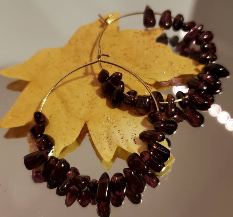 Gold Gefüllt Granat Chip Creolen von GoldberrysCottage