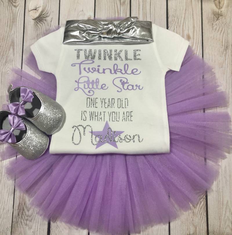 Erster Geburtstag Mädchen Outfit Lila Funkelnder Stern, Silberne Glitzer-Schuhe von Goldclouds