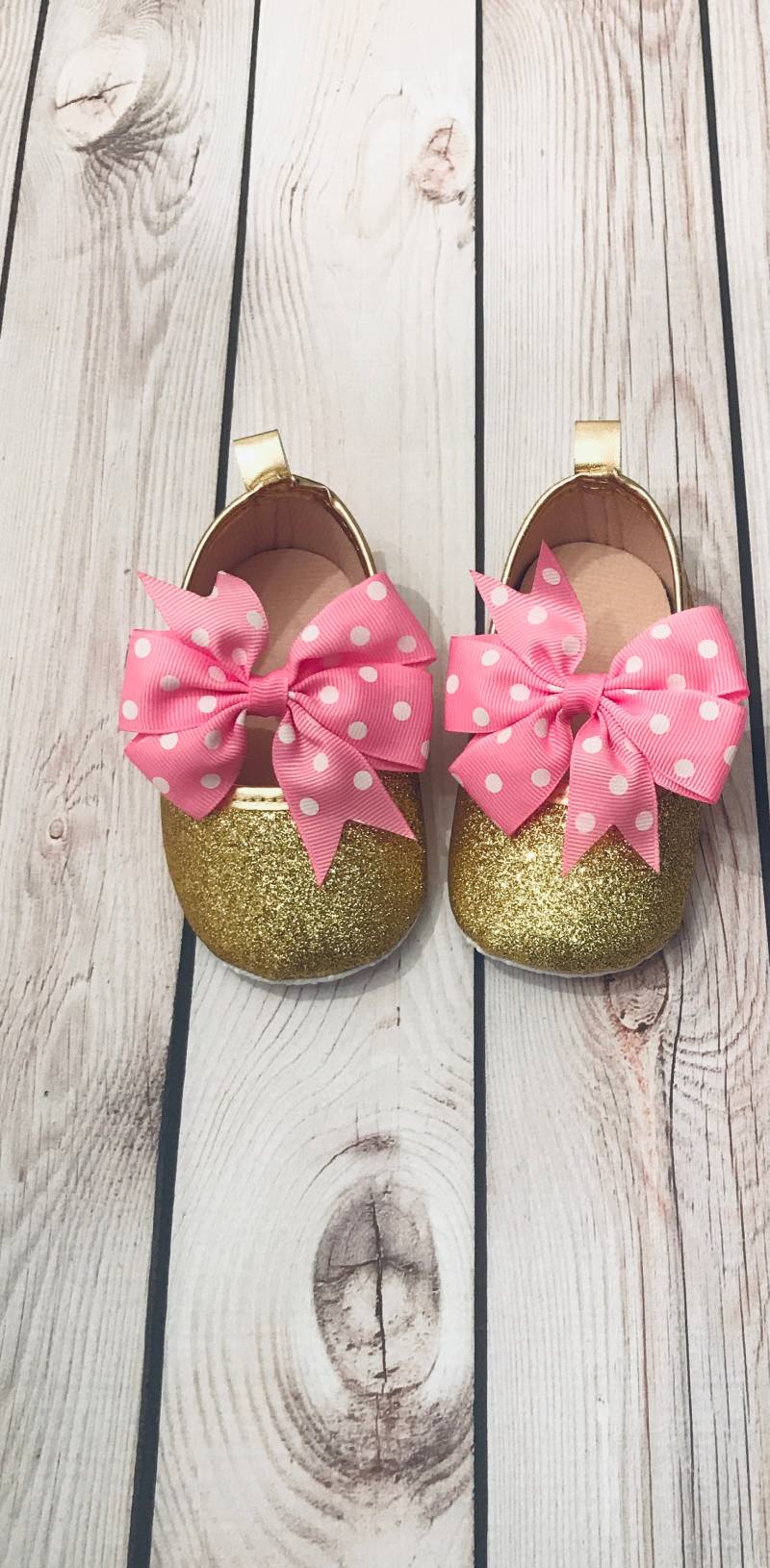 Gold Glitzer Babyschuhe Rosa Tupfenschleife, Geburtstags Outfit Gold Glitzer Babyschuhe Rosa Tupfenschleife, Geburtstags Outfit von Goldclouds