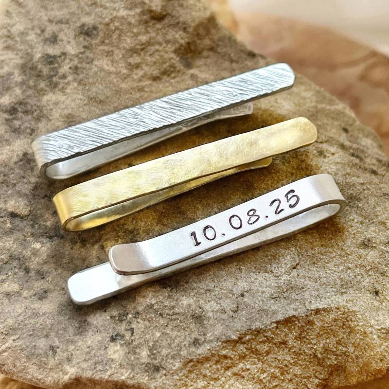 Gehämmert Minimalist Krawattennadel Leiste // Personalisierte Initialen Bräutigam Trauzeuge Krawattenklammer Schlichte Silber Gold Handgestempelt von GoldcrestDesignsUK