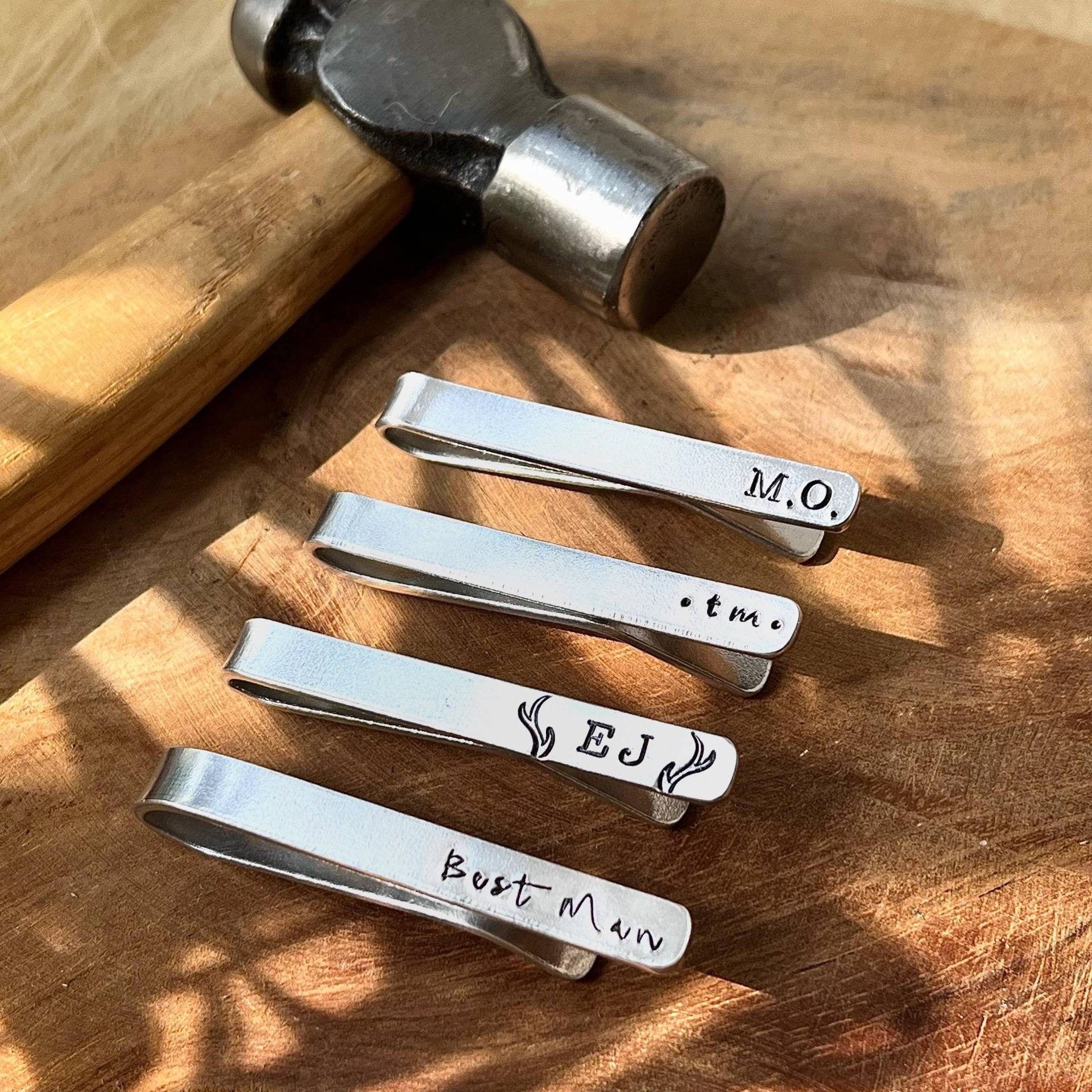 Handgestempelte Krawattenklammer Leiste // Personalisierbar Geschenk Für Die Trauzeugen Initialen Bräutigam Hochzeit Taufgeschenk Ihn Handgestempelte Krawattenklammer Leiste // Personalisierbar Geschenk Für Die Trauzeugen Initialen Bräutigam Hochzeit Taufgeschenk Ihn von GoldcrestDesignsUK