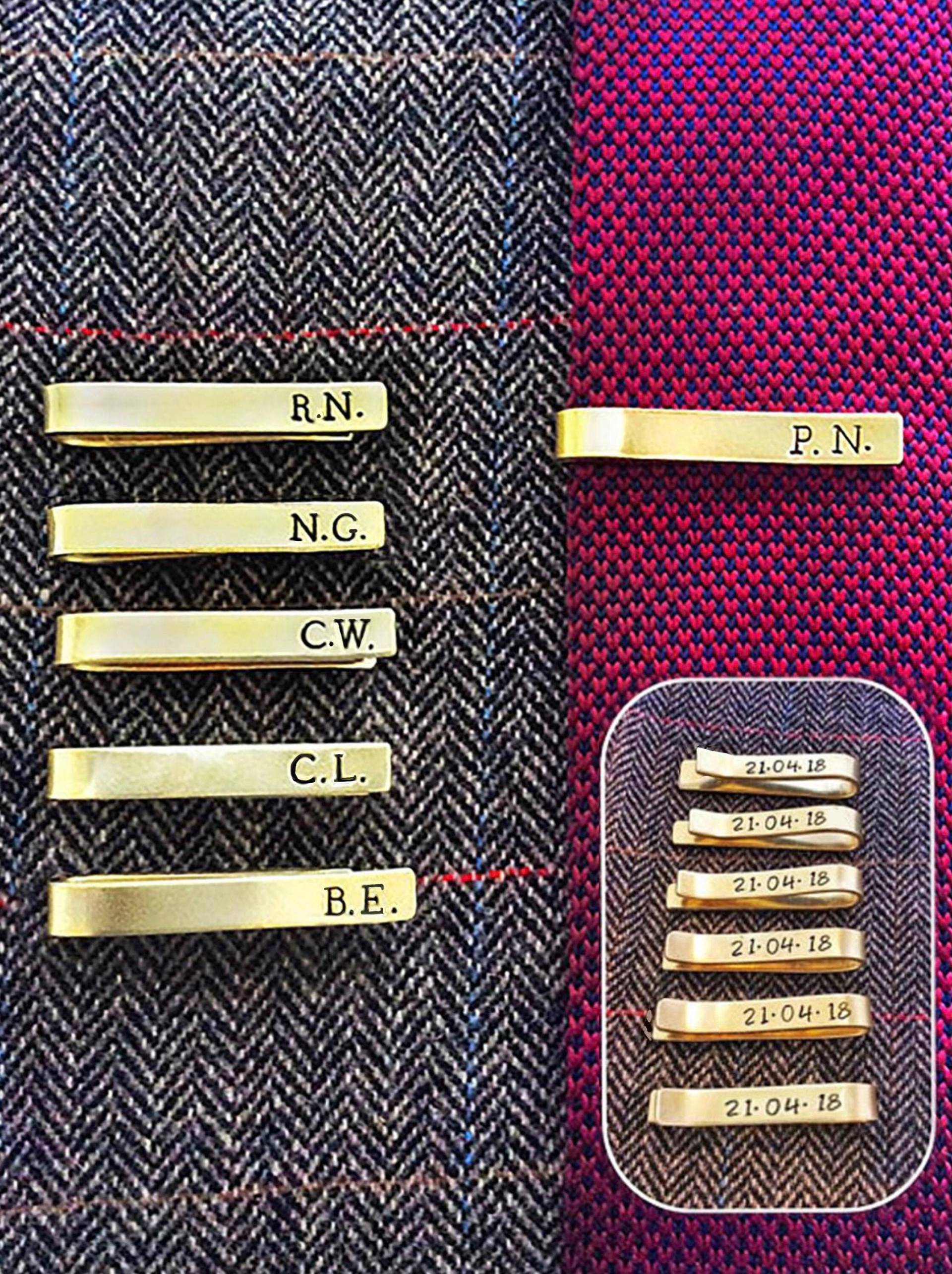 Handgestempelte Krawattenklammer Leiste // Personalisierbar Geschenk Für Die Trauzeugen Initialen Bräutigam Trauzeuge Hochzeit Ihn Taufgeschenk Handgestempelte Krawattenklammer Leiste // Personalisierbar Geschenk Für Die Trauzeugen Initialen Bräutigam Trauzeuge Hochzeit Ihn Taufgeschenk von GoldcrestDesignsUK