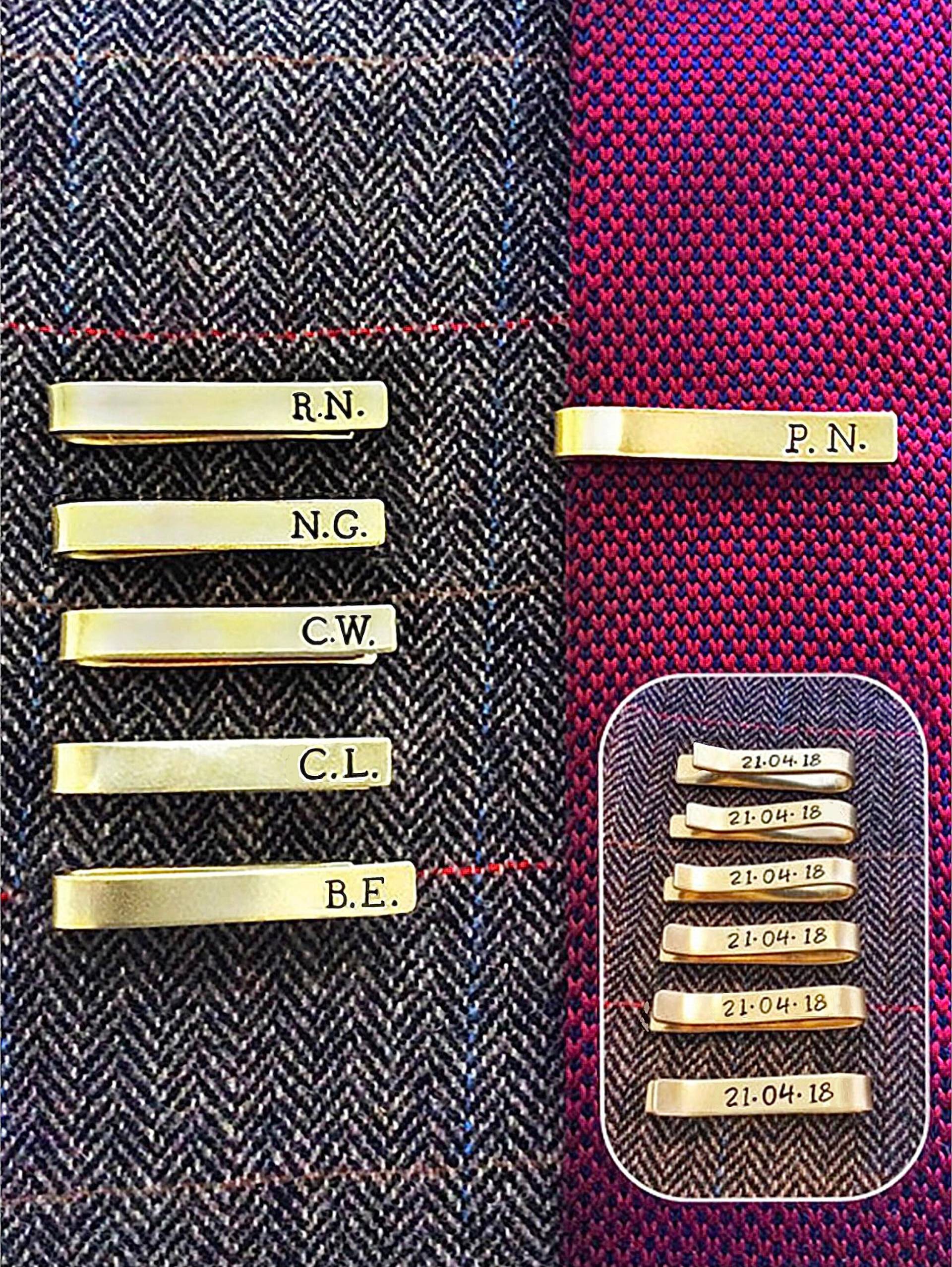 Handgestempelte Krawattenklammer Leiste // Personalisierbar Geschenk Für Die Trauzeugen Initialen Bräutigam Trauzeuge Hochzeit Ihn Taufgeschenk Handgestempelte Krawattenklammer Leiste // Personalisierbar Geschenk Für Die Trauzeugen Initialen Bräutigam Trauzeuge Hochzeit Ihn Taufgeschenk von GoldcrestDesignsUK
