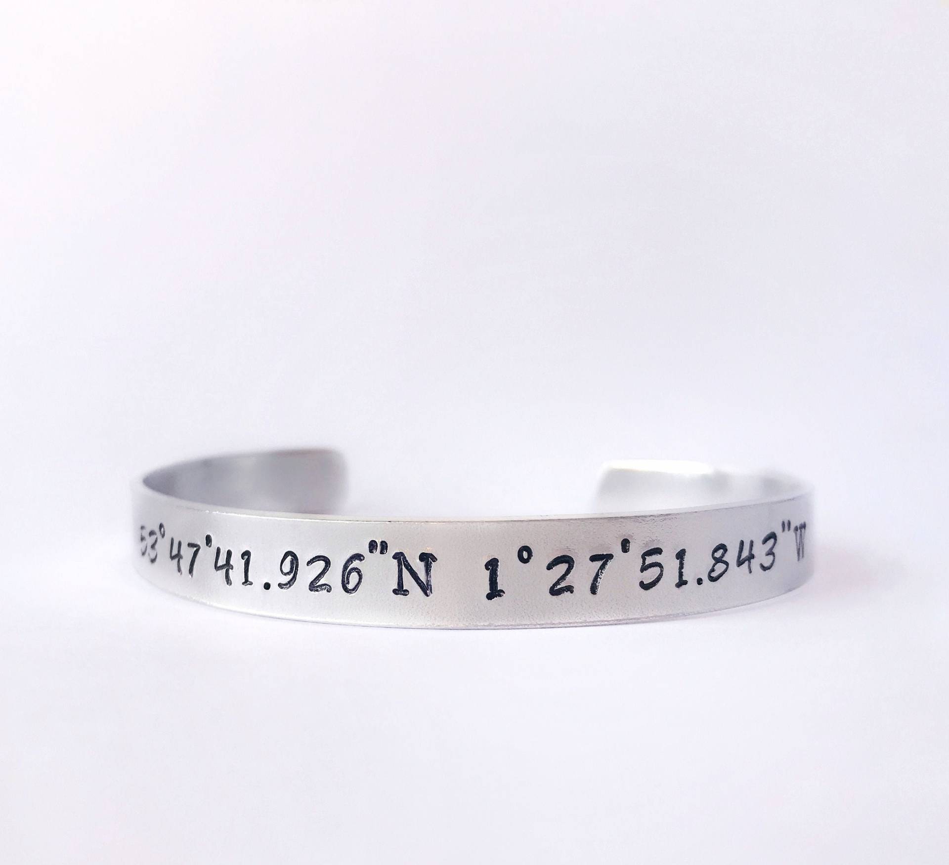 Handgestempeltes Armband Mit Koordinaten/// Längen - Breitengrad Manschette Verlobung Hochzeit Geschenk Erinnerungsstücke Für Paare Handgestempeltes Armband Mit Koordinaten/// Längen - Breitengrad Manschette Verlobung Hochzeit Geschenk Erinnerungsstücke Für Paare von GoldcrestDesignsUK
