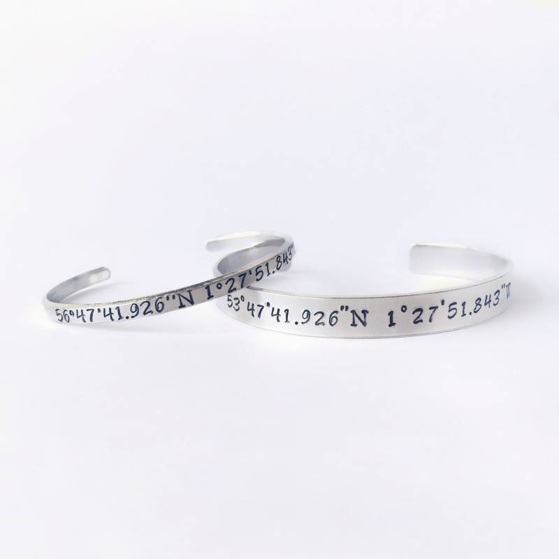 Handgestempeltes Armband Mit Längengrad Und Breitengrad | Gps Koordinaten // Ldr His & Hers Matching Cuff Bracelets Handgestempeltes Armband Mit Längengrad Und Breitengrad | Gps Koordinaten // Ldr His & Hers Matching Cuff Bracelets von GoldcrestDesignsUK