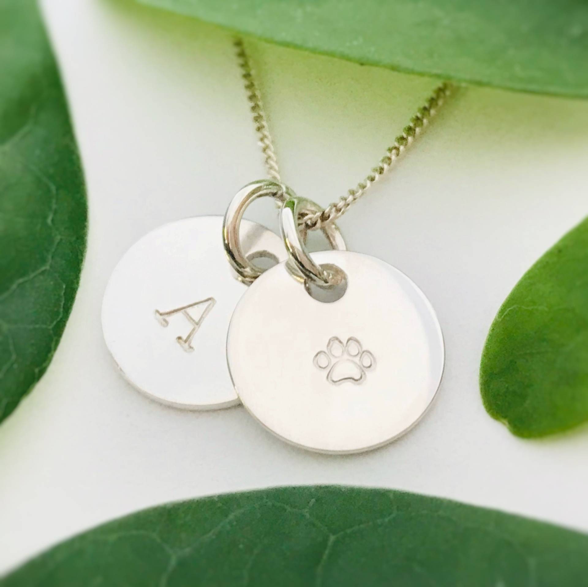 Haustier-Halskette Aus Sterlingsilber // Pfotenabdruck Name Initial Hunde Katzen Erinnerung Geschenk Personalisierte Katze Verlust Disc Halskette Haustier-Halskette Aus Sterlingsilber // Pfotenabdruck Name Initial Hunde Katzen Erinnerung Geschenk Personalisierte Katze Verlust Disc Halskette von GoldcrestDesignsUK