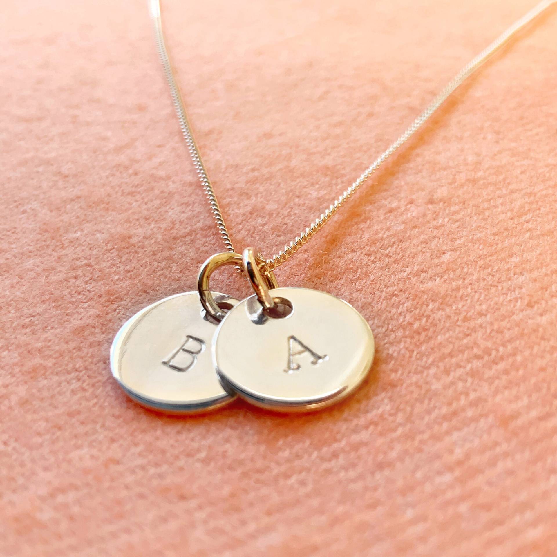 Personalisierte Halskette Mit Initialen Aus Sterlingsilber // Name Datum Anhänger Ldr Freundin Geschenk Für Frau Personalisierte Halskette Mit Initialen Aus Sterlingsilber // Name Datum Anhänger Ldr Freundin Geschenk Für Frau von GoldcrestDesignsUK