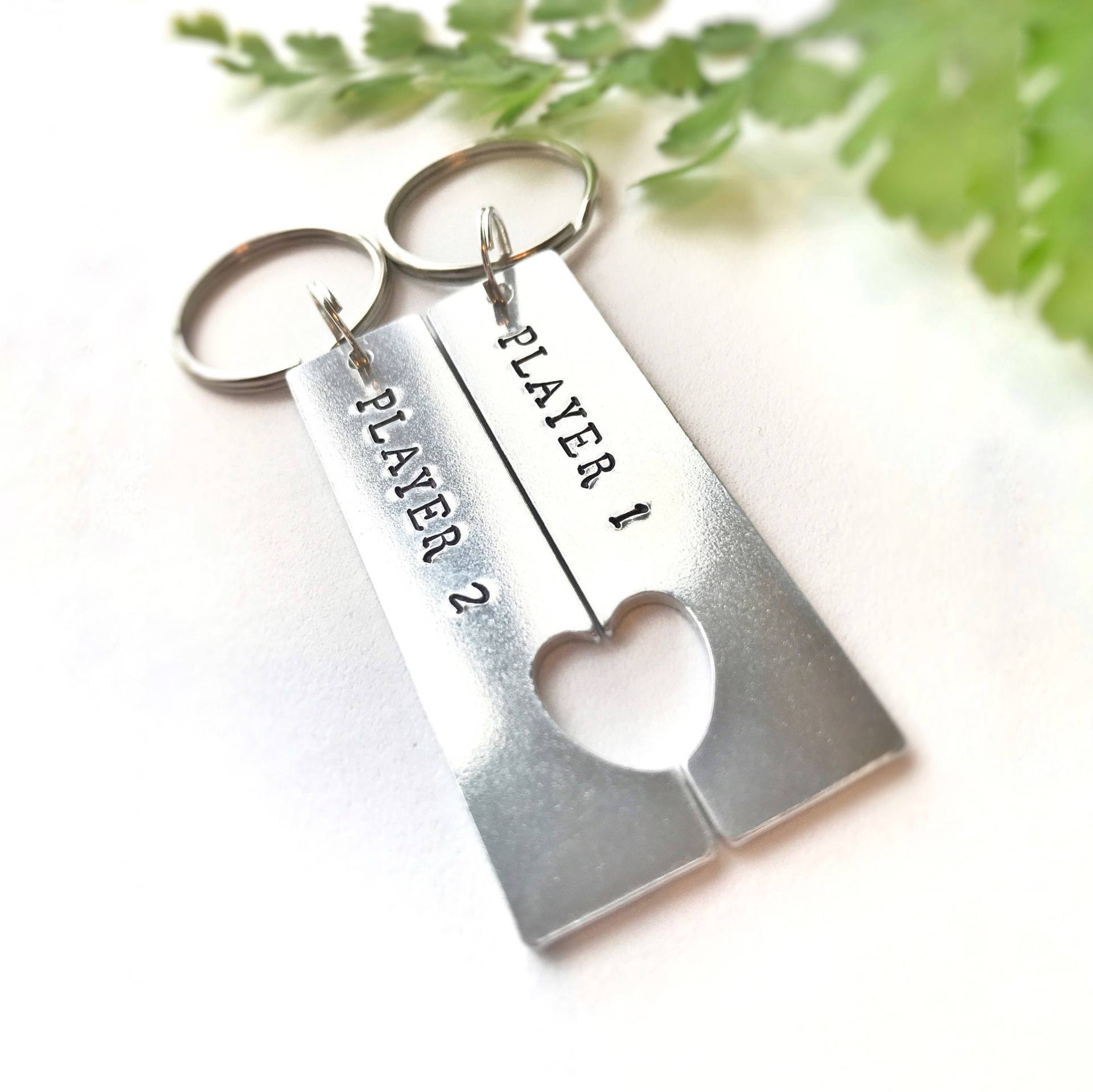 Spieler 1 2 Personalisierter Schlüsselanhänger // Für Paare Sie Und Ihn Personalisiert Hochzeitstag Geschenk Gamer von GoldcrestDesignsUK