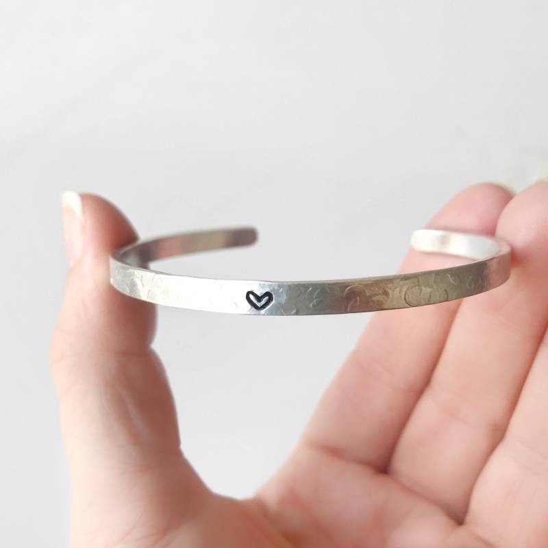 Zierliches Herz Armband, Hand Gestempelt Armband // Best Friend Geschenk Für Die Kleine Schwester Süsses Ldr Freundin Zierliches Herz Armband, Hand Gestempelt Armband // Best Friend Geschenk Für Die Kleine Schwester Süsses Ldr Freundin von GoldcrestDesignsUK