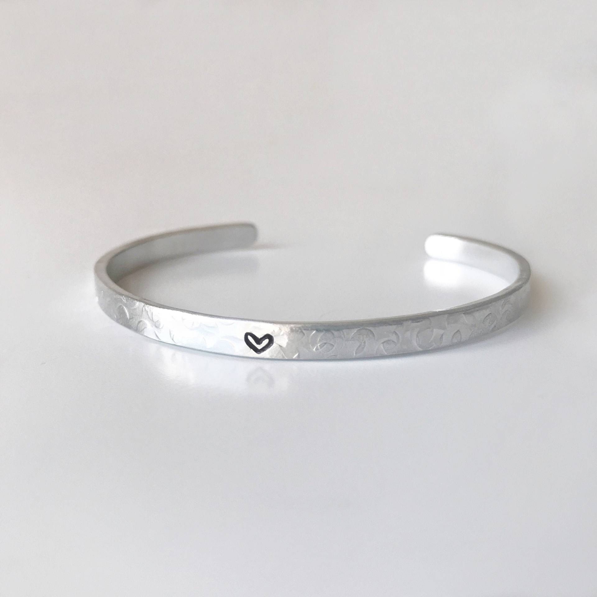 Zierliches Herz Armband, Handgestempelt // Süßer Schmuck Zierliches Armband Stapelbares Ldr Girlfriend Geschenk Für Frau Zierliches Herz Armband, Handgestempelt // Süßer Schmuck Zierliches Armband Stapelbares Ldr Girlfriend Geschenk Für Frau von GoldcrestDesignsUK