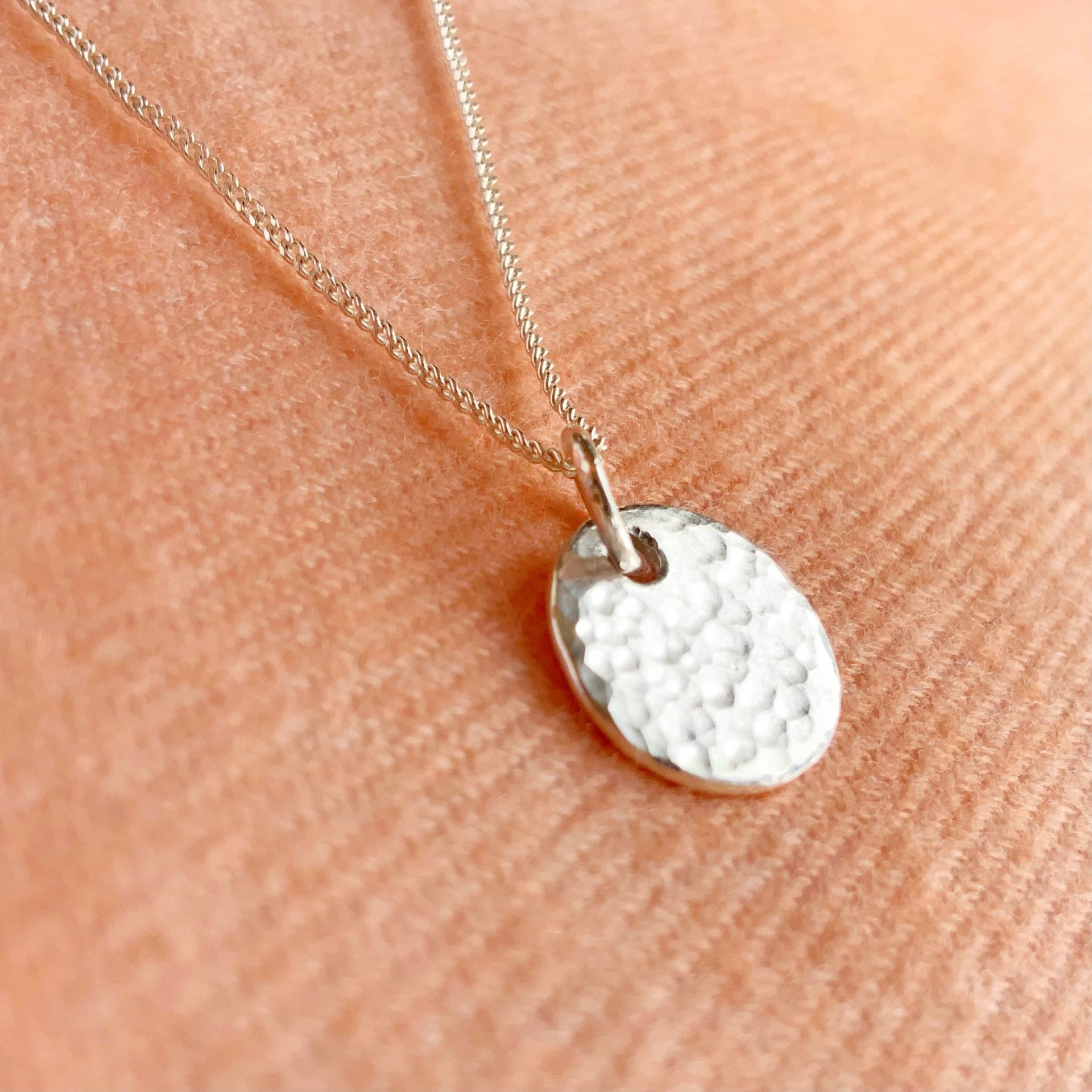 sterling Silber Gehämmerte Plättchen Halskette/Glitzernder Anhänger Gehämmerter Brautjungfer Geschenk Schichtung sterling Silber Gehämmerte Plättchen Halskette/Glitzernder Anhänger Gehämmerter Brautjungfer Geschenk Schichtung von GoldcrestDesignsUK
