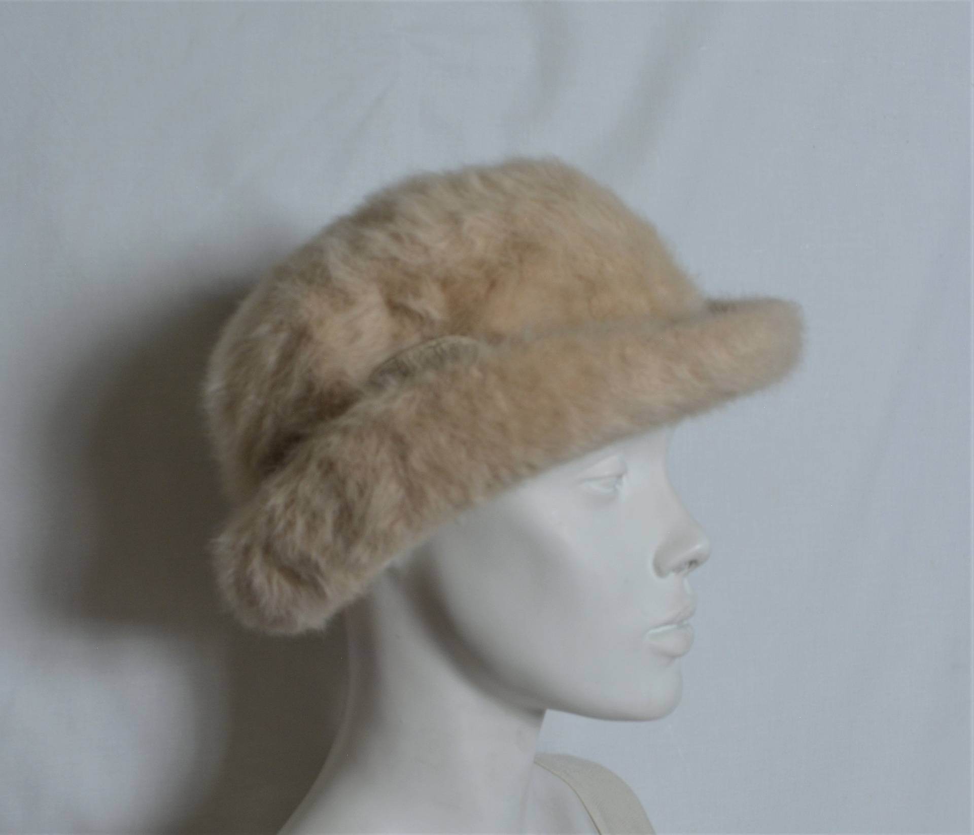 Vintage Frauen Angora Wolle Kessel Krempe Hut Größe M Beige Cloche Winter Mütze Stilvolle Kirche Herzogin Mit Blatt Brosche von Goldeas