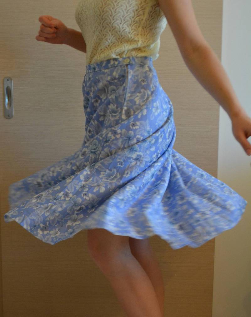 Vintage Frauen Blau Weiß Blumen Falten Midi Rock Größe M/38 Plisse Mit Blumenmuster Hohe Taille Blauer Frühling Sommer von Goldeas