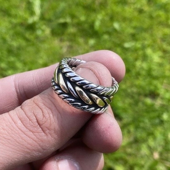 Bronze Center Twisted Ring Johnnycuen.com Bronze Center Twisted Ring Johnnycuen.com von GoldenArmJewelry