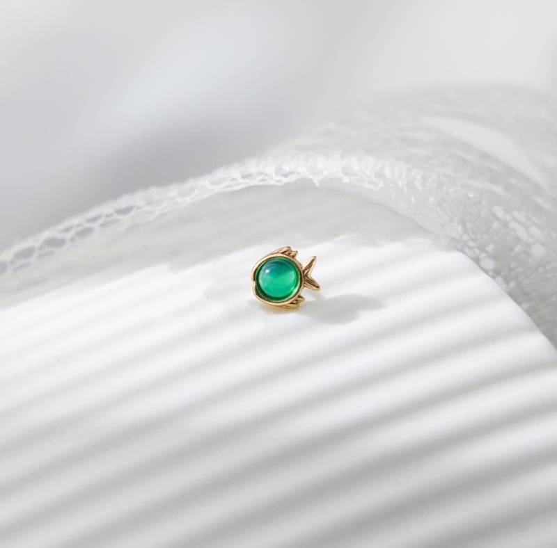 14K Solid Gold Chrysopras Ohrstecker Winziger Fisch Helix Knorpel Ohrläppchen Labret Stud Zierliche Piercing Schmuck Edelstein Threadless Push Bolzen von GoldenAuraPiercings