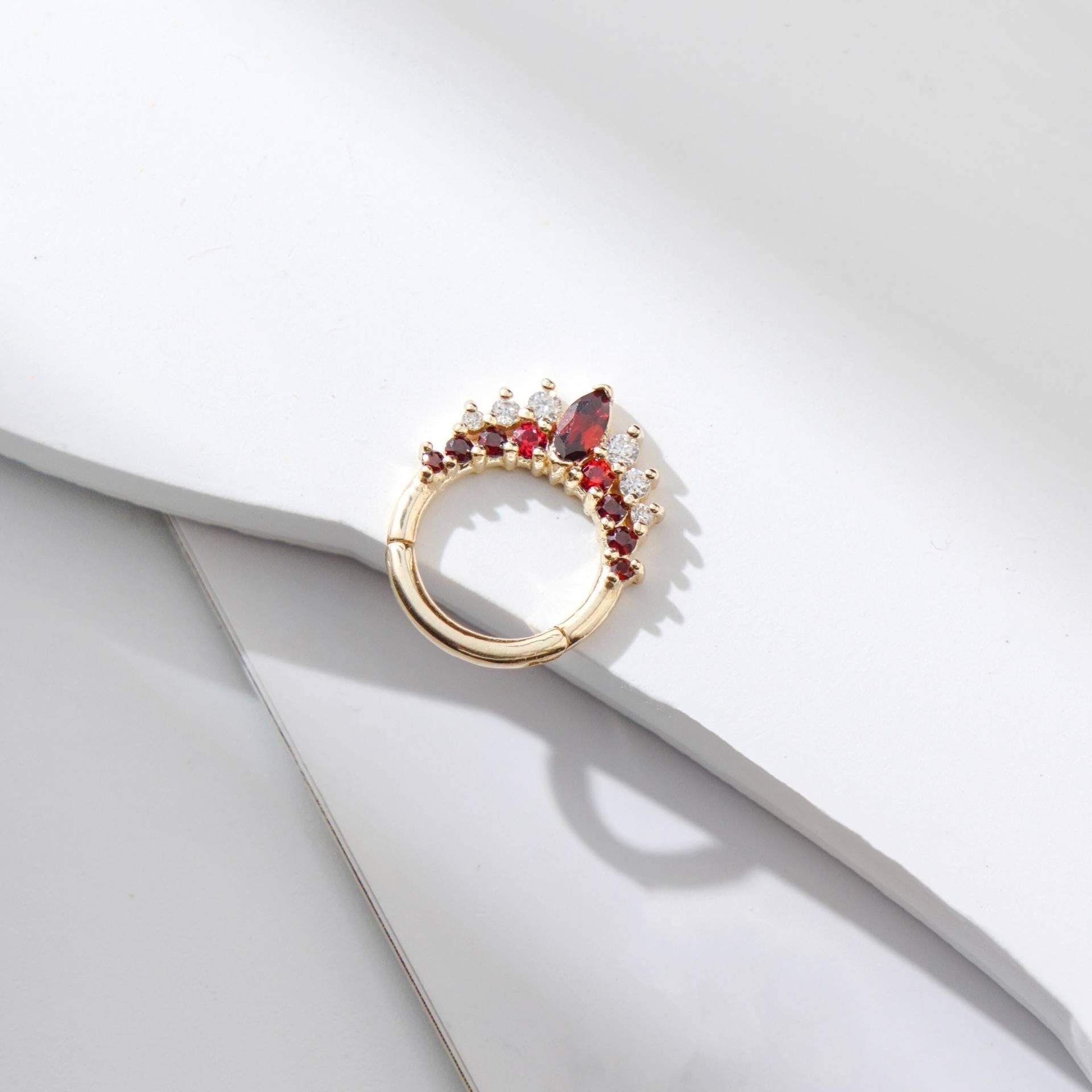 14K Solid Gold Granat Klapp Clicker Zierlicher Roter Spinell Moissanit Nasen Ring Fancy Edelstein Knorpel Ohrring Huggie Hoop Septum 14K Solid Gold Granat Klapp Clicker Zierlicher Roter Spinell Moissanit Nasen Ring Fancy Edelstein Knorpel Ohrring Huggie Hoop Septum von GoldenAuraPiercings