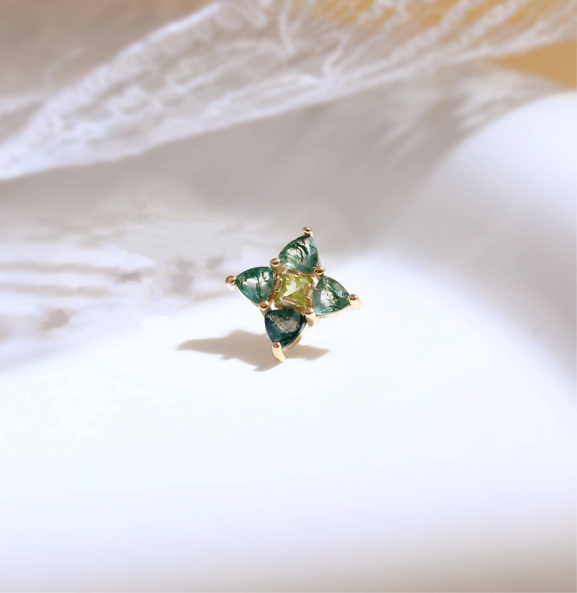 14K Solid Gold Peridot Moosachat Ohrstecker Kleine Blume Piercing Schmuck Edelstein Threadless Push Stud Helix Knorpel Ohrläppchen Labret 14K Solid Gold Peridot Moosachat Ohrstecker Kleine Blume Piercing Schmuck Edelstein Threadless Push Stud Helix Knorpel Ohrläppchen Labret von GoldenAuraPiercings