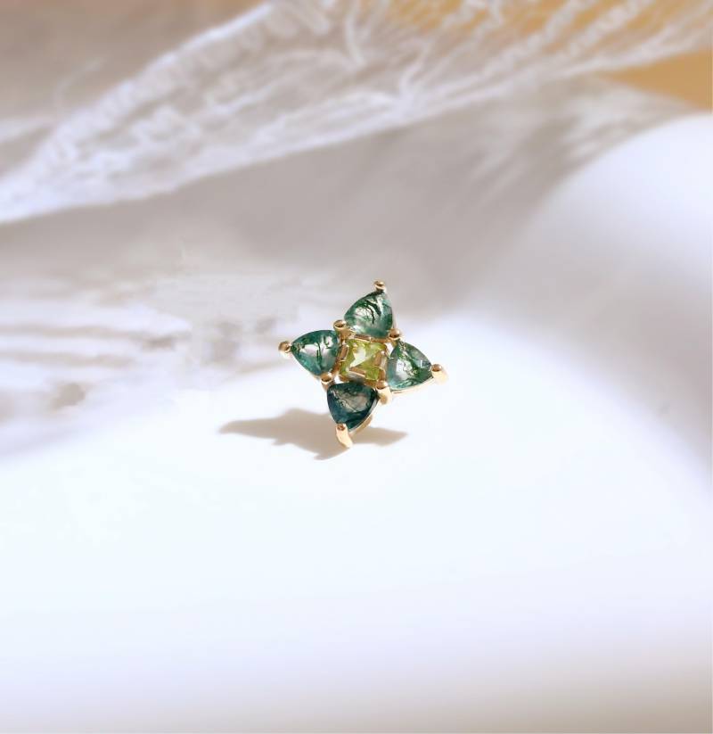 14K Solid Gold Peridot Moosachat Ohrstecker Kleine Blume Piercing Schmuck Edelstein Threadless Push Stud Helix Knorpel Ohrläppchen Labret von GoldenAuraPiercings