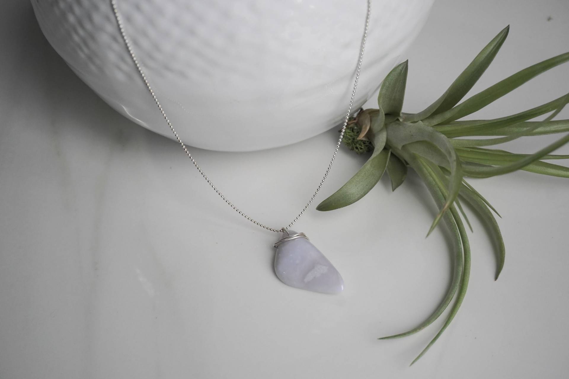 Blauer Spitze Achat Halskette, Getrommelter Anhänger, Blauer Edelstein, Wire Wrap Anhänger Blauer Spitze Achat Halskette, Getrommelter Anhänger, Blauer Edelstein, Wire Wrap Anhänger von GoldenBeeJewels
