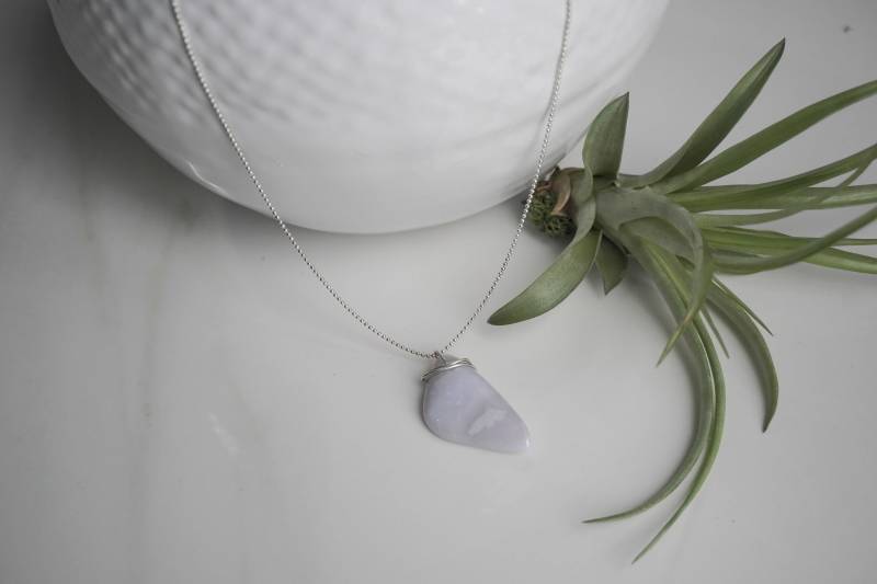 Blauer Spitze Achat Halskette, Getrommelter Anhänger, Blauer Edelstein, Wire Wrap Anhänger Blauer Spitze Achat Halskette, Getrommelter Anhänger, Blauer Edelstein, Wire Wrap Anhänger von GoldenBeeJewels