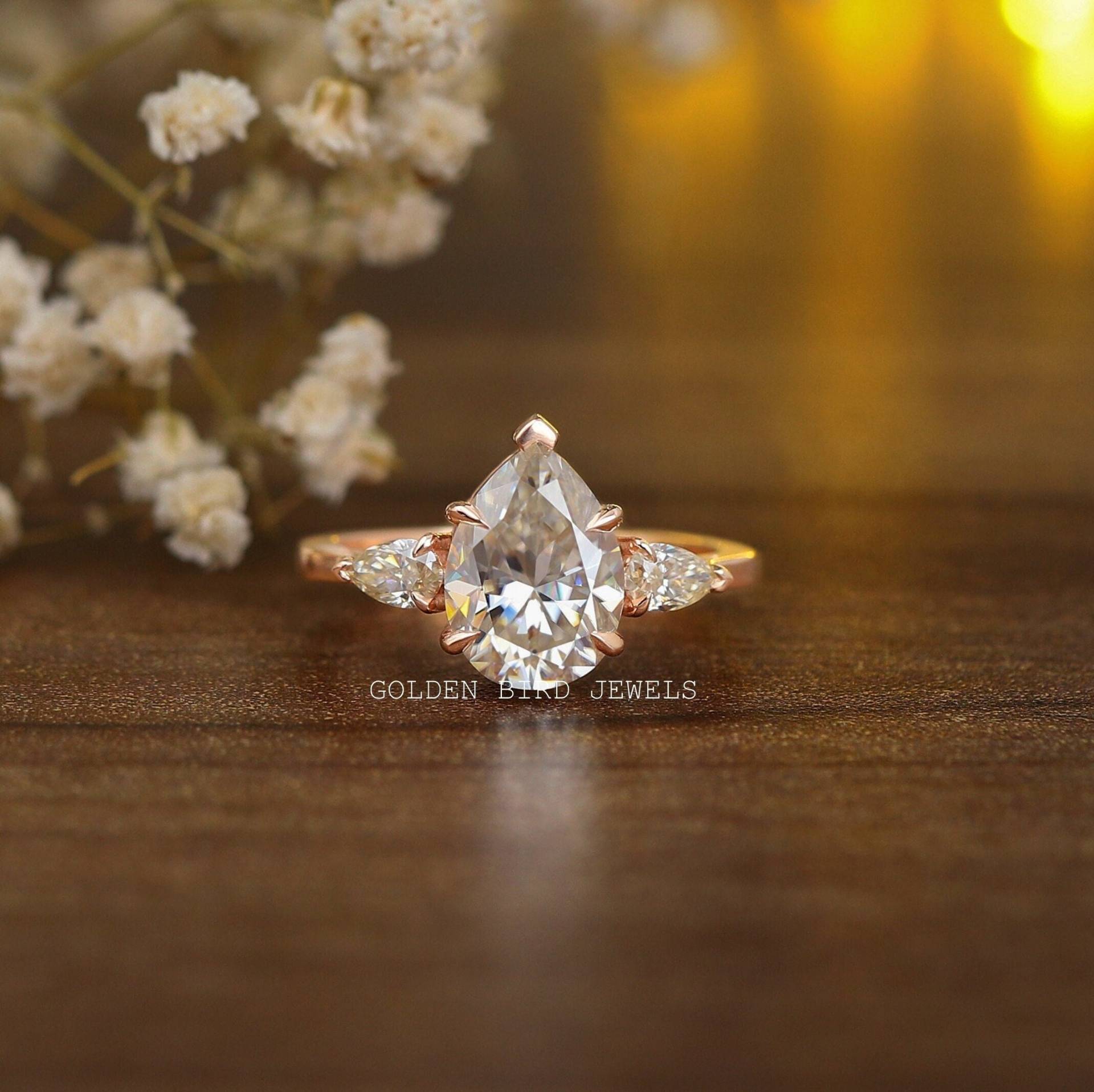 Birne Moissanite Verlobungsring/Fast Farbloser Proposal Ring Drei-stein-Jubiläumsring 14K Solid Gold Ehering Für Sie von GoldenBirdJewellery