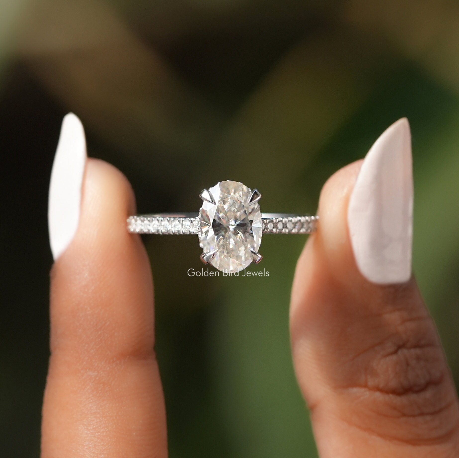 Oval Moissanite Ring/Ehering Hidden Halo Verlobungsring 14K Solid Gold Proposal Akzent Set Brautring von GoldenBirdJewellery