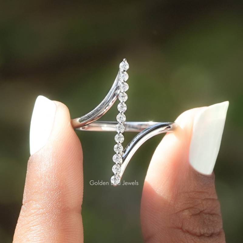 Runde Moissanite Ehering/Brautring Vertikale Bar Geteilte Spitze Set Proposal Ring 14K Solid Gold Verlobungsring von GoldenBirdJewellery