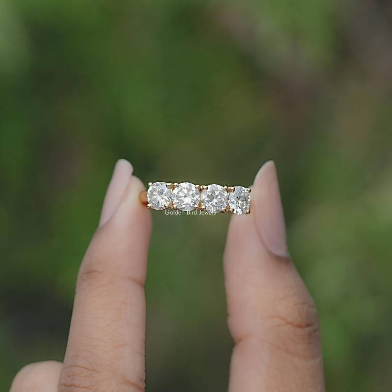 Runder Moissanite Verlobungsring/Vier-stein Ring 14K Gelbgold Ehering Farbloser Brautring von GoldenBirdJewellery