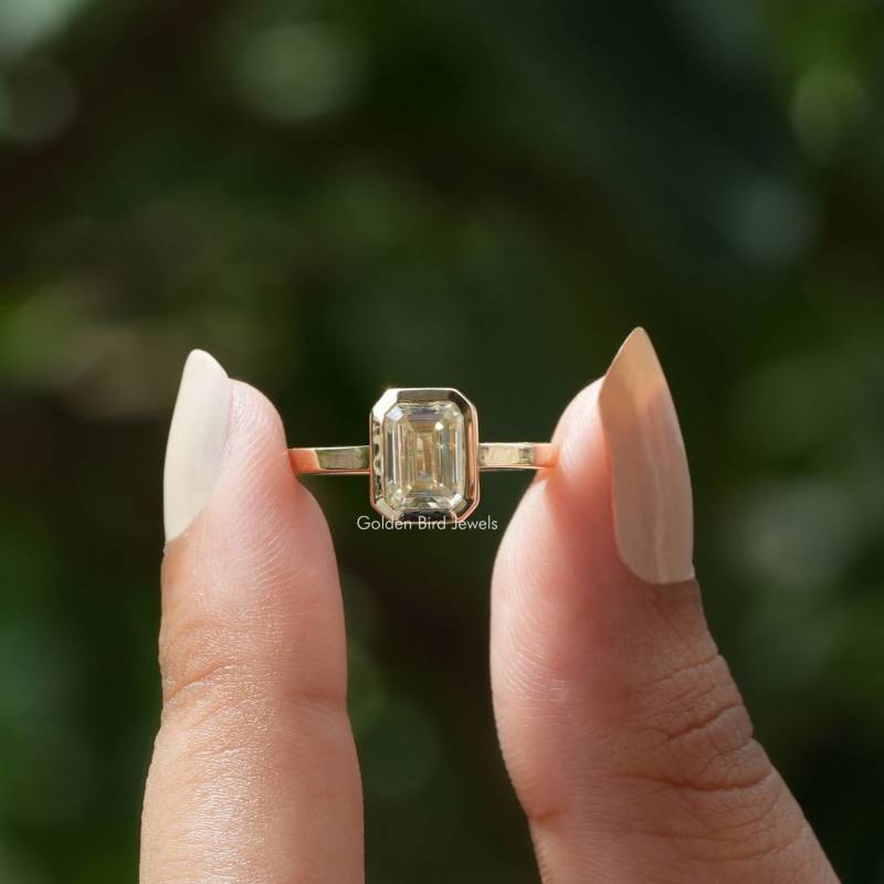 Smaragd Moissanite Ehering/Off-White Verlobungsring Solitär Vorschlagring Lünette Set Jubiläumsring von GoldenBirdJewellery