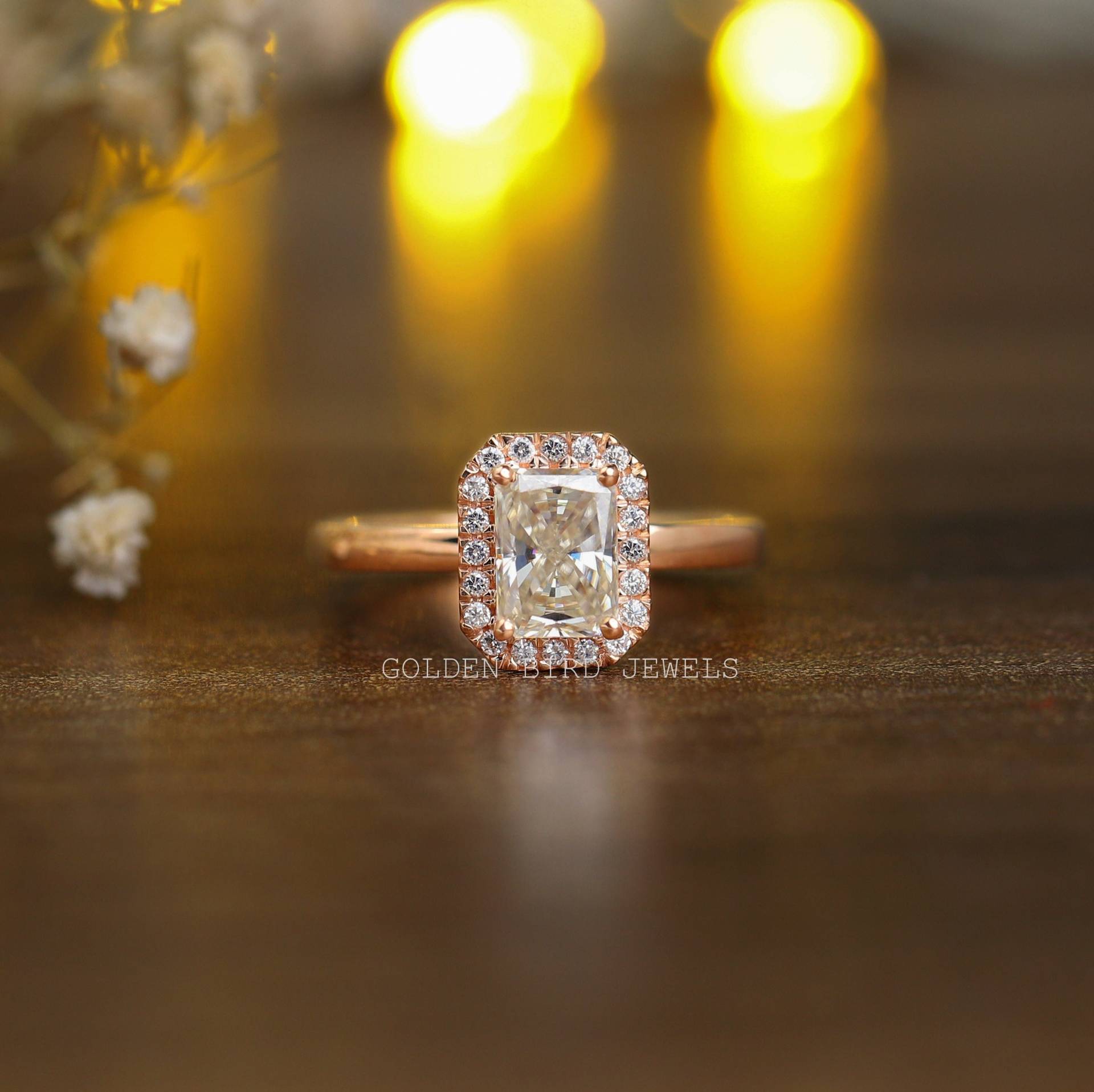 strahlender Moissanit Verlobungsring/Farbloser Ehering Halo Set Moissanite Proposal Ring 18K Rose Gold Brautring Für Sie von GoldenBirdJewellery