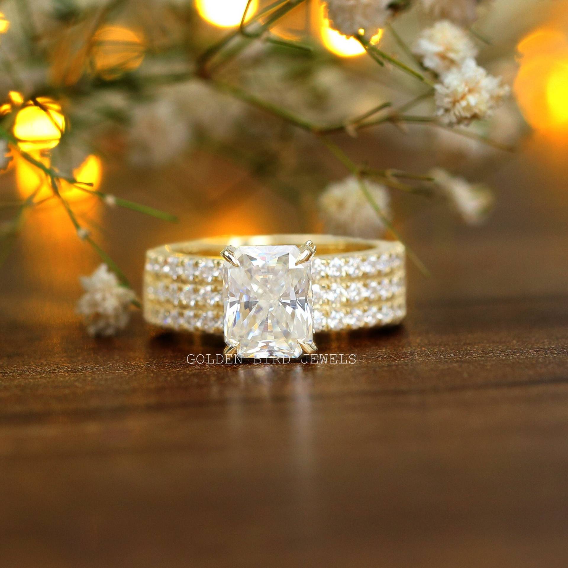 strahlender Moissanite Verlobungsring/14K Massiv Gold Ehering Für Frauen Farbloser Vorschlag Ring Versteckter Heiligenschein von GoldenBirdJewellery