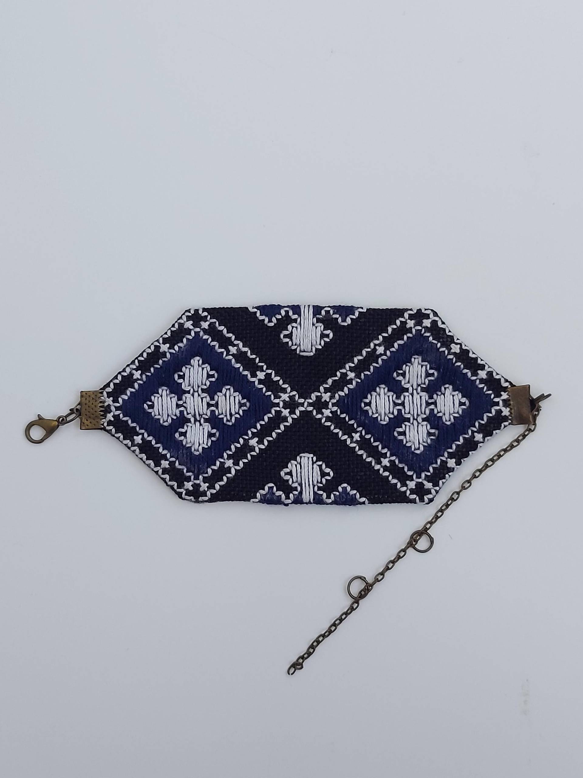 Balutsch Armband Handbestickt - Blau & Weiß | Boho Ethno Stoffschmuck Handgefertigt in Berlin von GoldenBloomRugCraft