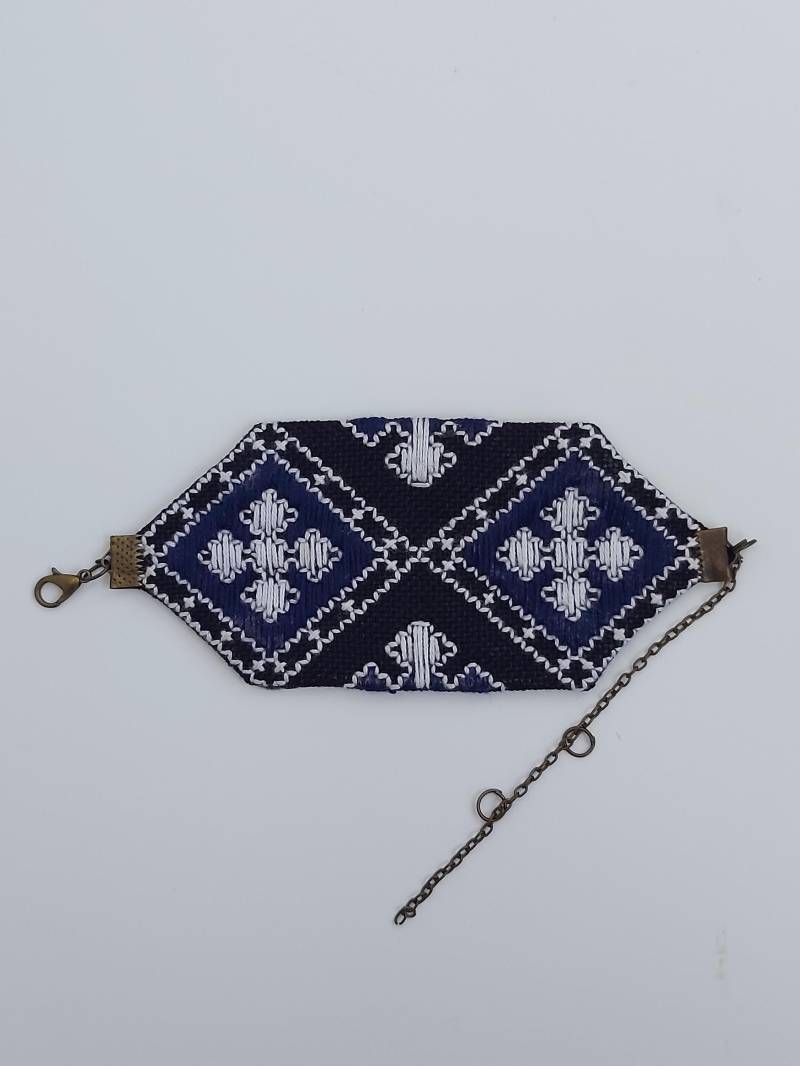 Balutsch Armband Handbestickt - Blau & Weiß | Boho Ethno Stoffschmuck Handgefertigt in Berlin von GoldenBloomRugCraft