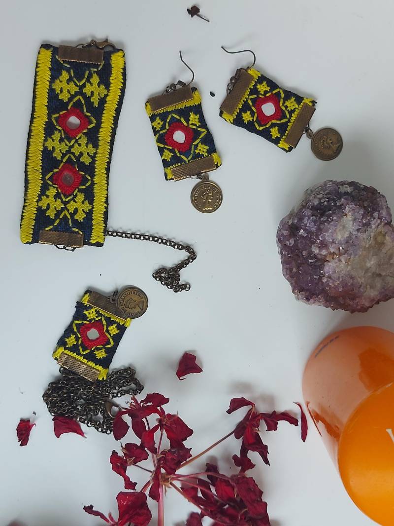 Balutsch Ohrringe Handbestickt Gelb Schwarz Rot - Boho Textilschmuck Mit Messing Münzanhängern Handgefertigt in Berlin von GoldenBloomRugCraft