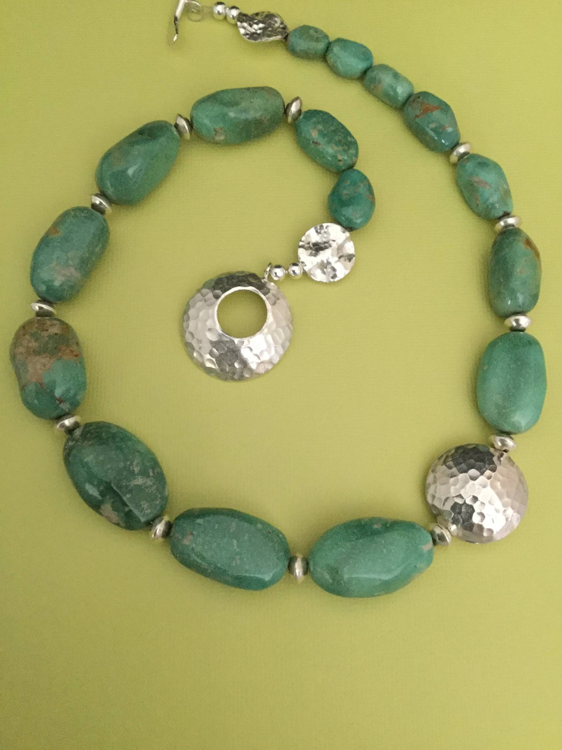 Fuchs-Türkis-Halskette Mit Gehämmerten Silber-Akzenten Fuchs-Türkis-Halskette Mit Gehämmerten Silber-Akzenten von GoldenChimeraDesigns
