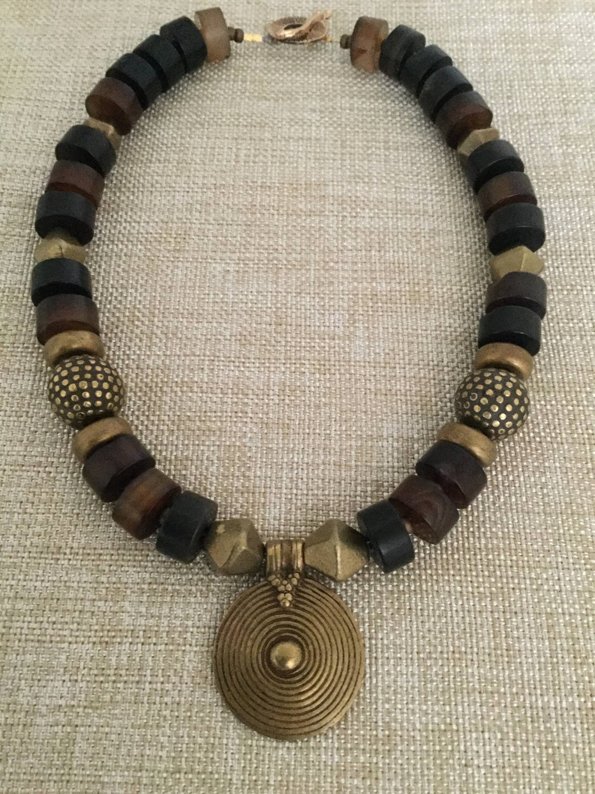 Schwarz/Brauner Achat Mit Messingakzenten Und Fokalanhänger Schwarz/Brauner Achat Mit Messingakzenten Und Fokalanhänger von GoldenChimeraDesigns
