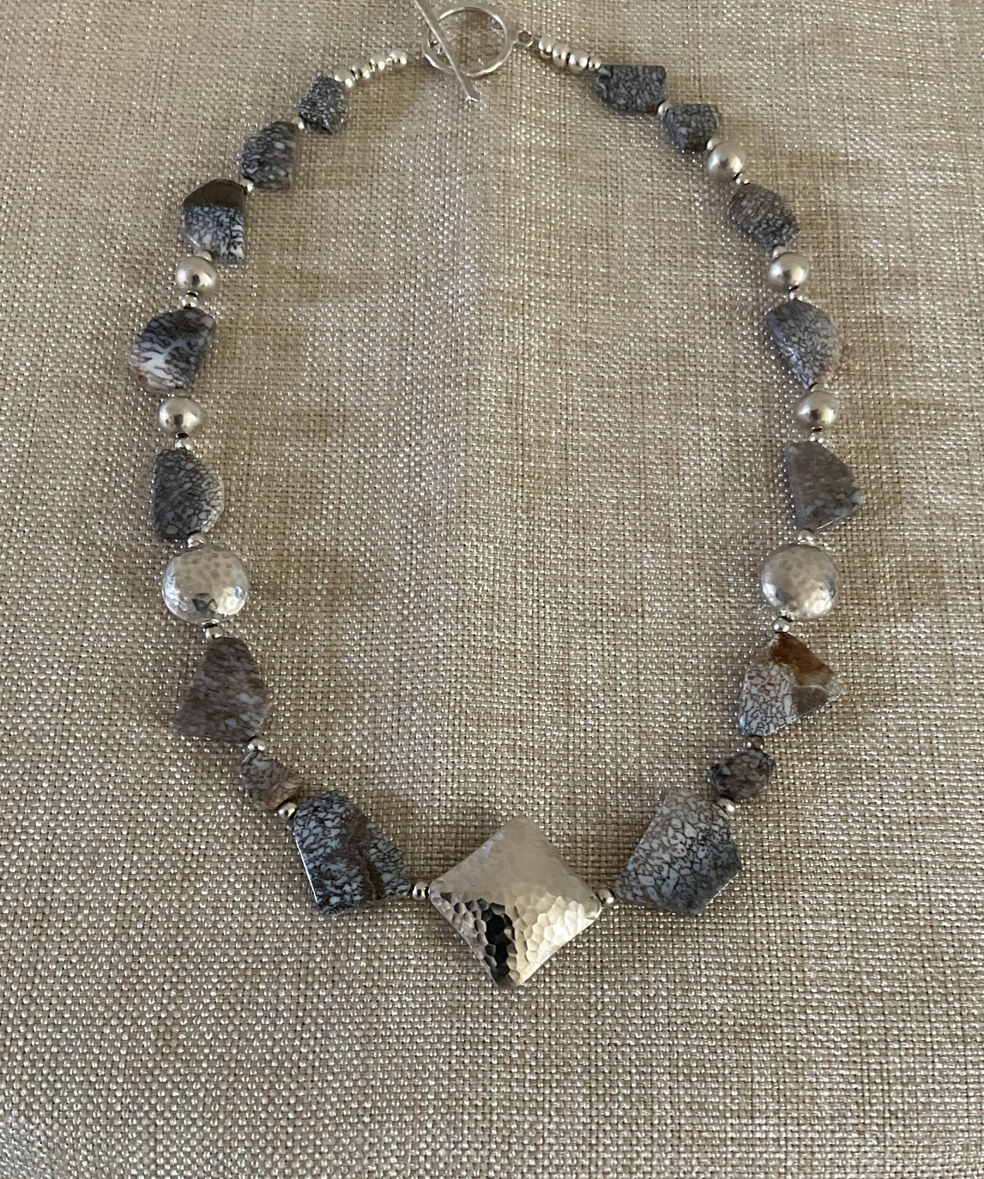 statement Halskette Aus Blauen Dinosaurier Fossilien Und Gehämmerten Silberakzenten statement Halskette Aus Blauen Dinosaurier Fossilien Und Gehämmerten Silberakzenten von GoldenChimeraDesigns