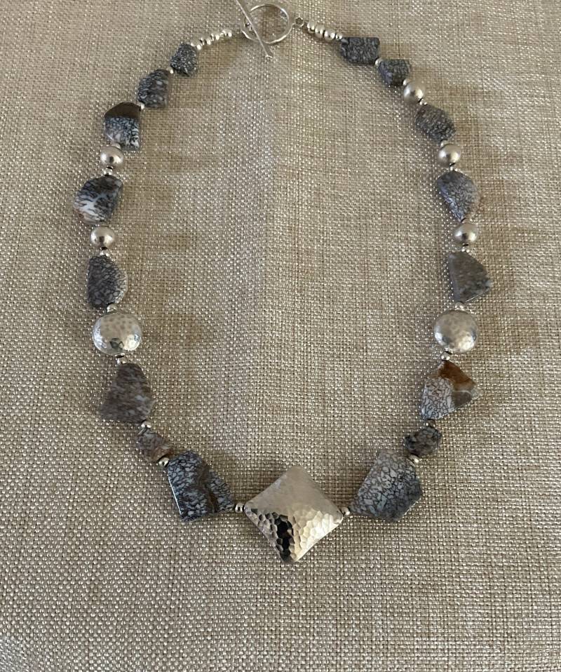 statement Halskette Aus Blauen Dinosaurier Fossilien Und Gehämmerten Silberakzenten statement Halskette Aus Blauen Dinosaurier Fossilien Und Gehämmerten Silberakzenten von GoldenChimeraDesigns