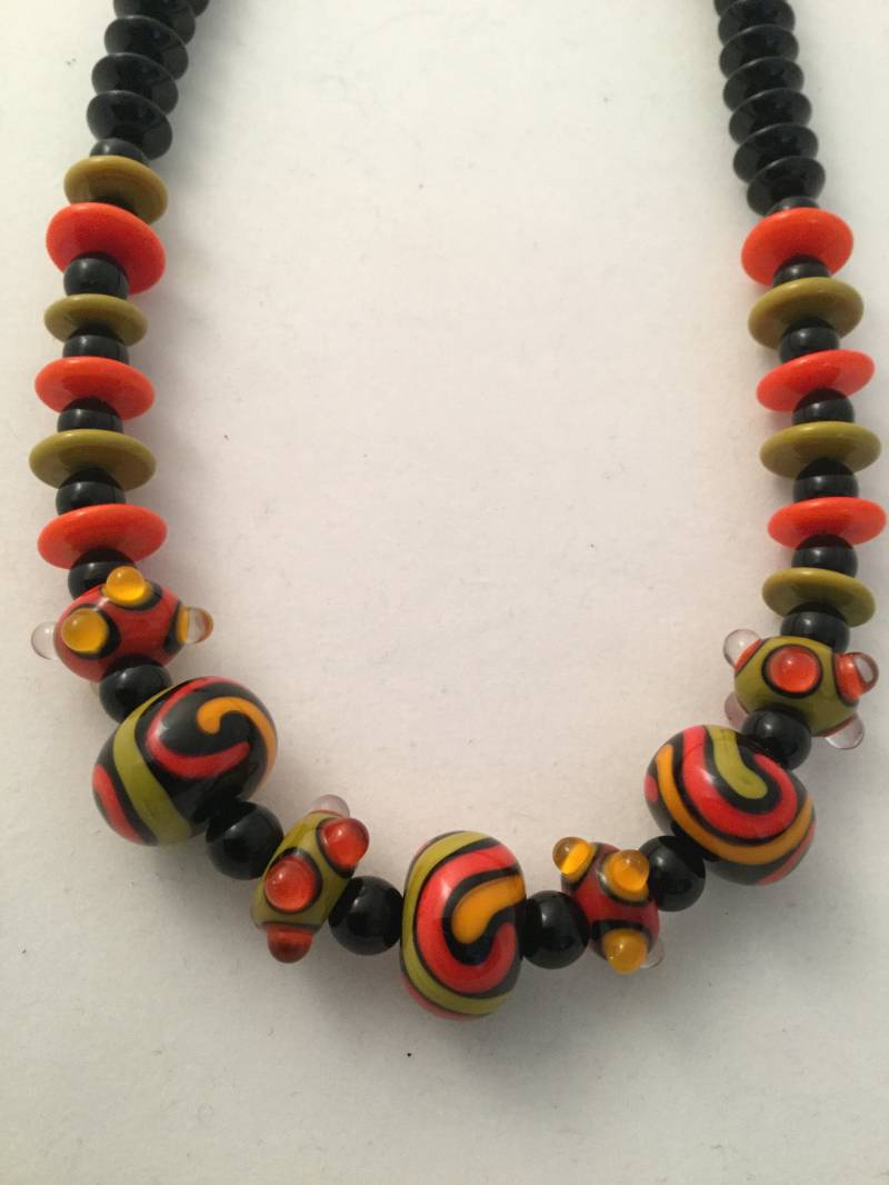 statement Halskette Bunte Handwerker Perlen - Orange Gelb Grün Mit Akzent Durch Schwarzen Onyx statement Halskette Bunte Handwerker Perlen - Orange Gelb Grün Mit Akzent Durch Schwarzen Onyx von GoldenChimeraDesigns