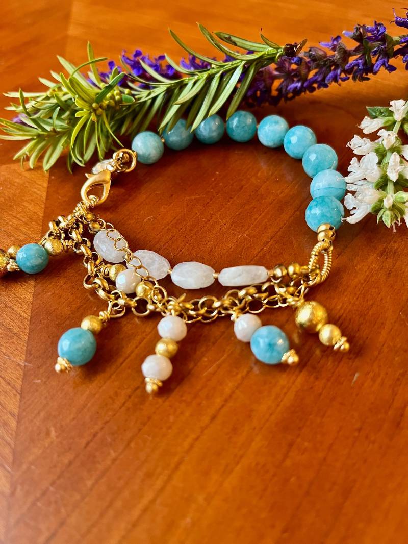 Armband Aus Facettierten Brasilien Aquamarin, Mondstein, Silverit Und Gold Armband Aus Facettierten Brasilien Aquamarin, Mondstein, Silverit Und Gold von GoldenCityJewels